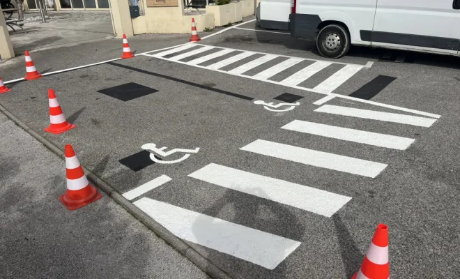 Marquage au sol de places de parking et installation de panneaux de signalisation personnalisés , Toulon, MSR83.13