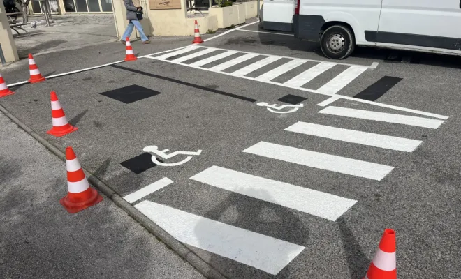 Marquage au sol de places de parking et installation de panneaux de signalisation personnalisés , Toulon, MSR83.13
