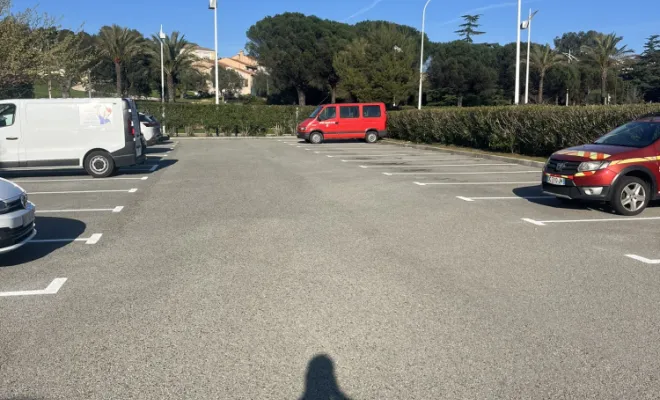 MSR 8313 à réaliser le marquage au sol intérieur et extérieur de la caserne des sapeurs pompiers de Sainte Maxime, Toulon, MSR83.13