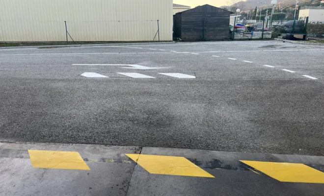 MSR 8313 à réaliser le marquage au sol intérieur et extérieur de la caserne des sapeurs pompiers de Sainte Maxime, Toulon, MSR83.13