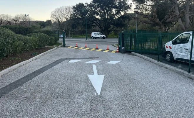 MSR 8313 à réaliser le marquage au sol intérieur et extérieur de la caserne des sapeurs pompiers de Sainte Maxime, Toulon, MSR83.13
