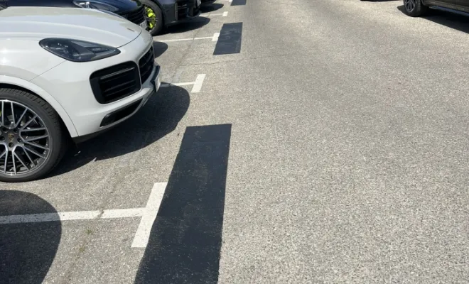 Marquage Signalisation Routière 83 13  a réaliser la création de places personnalisées ainsi qu'un espace de livraison pour la concession Porsche  de Marseille, Toulon, MSR83.13