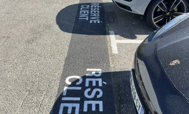 Marquage Signalisation Routière 83 13  a réaliser la création de places personnalisées ainsi qu'un espace de livraison pour la concession Porsche  de Marseille, Toulon, MSR83.13