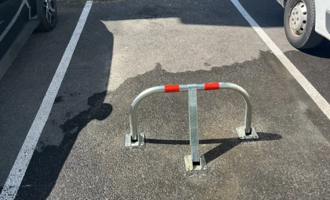 Fourniture et pose d'arceau de parking en acier galvanisé renforcé sur plots en béton écrou antivol, Toulon, MSR83.13